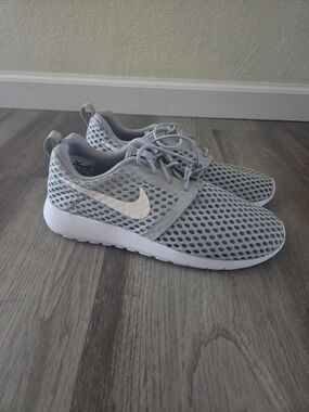 NIKE  ROSHE ONE FLIGHT WEIGHT GS SHOES KIDS'S YOUTH  SIZE 7Y (Women's 8.5)